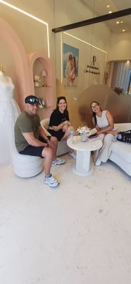 Grecia Mejía reunida con una pareja en una boutique de novias de Punta Cana