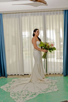 Novia de destino con su vestido en un resort de Punta Cana