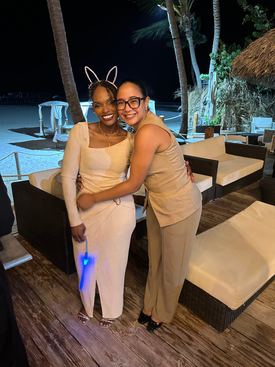 La wedding planner Grecia Mejía con una novia durante los preparativos de su boda en Punta Cana