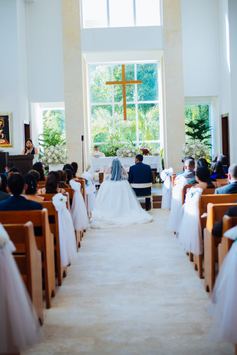 Ceremonia de boda en una capilla de Punta Cana con la pareja frente al altar