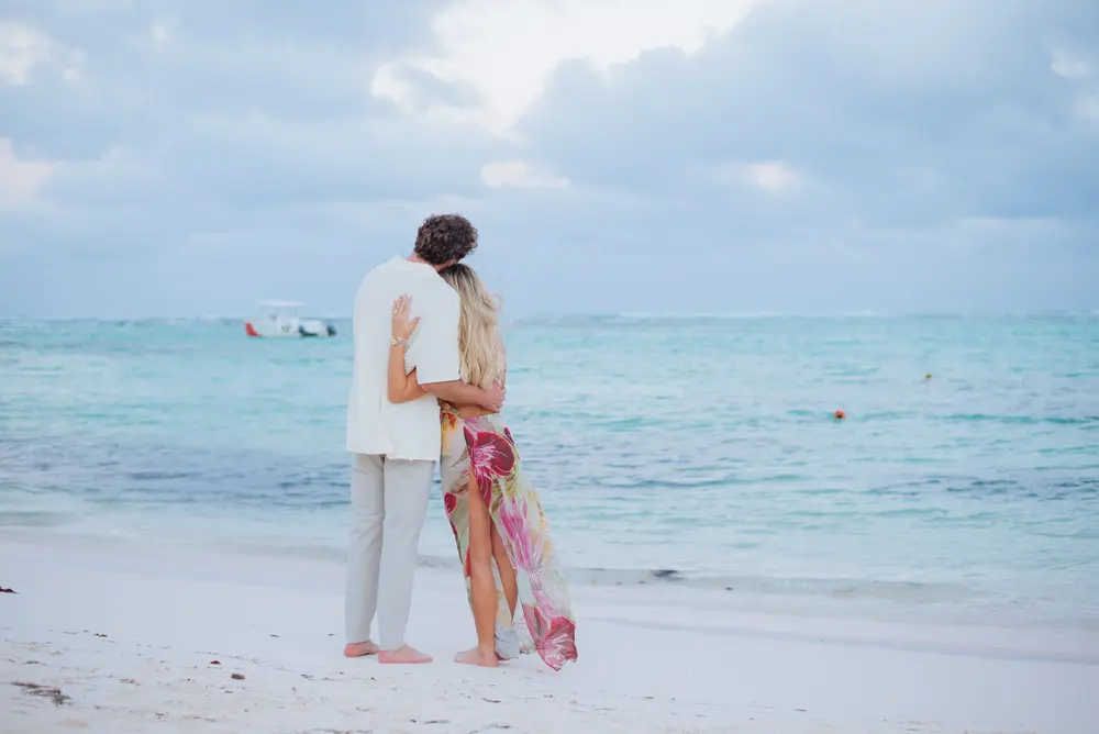 Propuesta al Atardecer con Letrero 'Will You Marry Me?' en Punta Cana