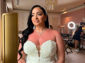 Novia sosteniendo un ramo de rosas blancas antes de su boda en Punta Cana