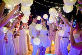 Recién casados celebrando bajo faroles en una boda de destino en Punta Cana