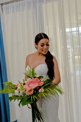 Novia sosteniendo un ramo tropical antes de su boda en Punta Cana