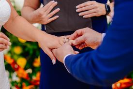 Novio colocando el anillo a la novia durante una ceremonia en Punta Cana