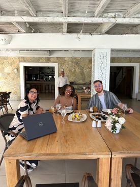 Grecia Mejía acompañando a una novia de destino durante los preparativos de su boda en Punta Cana