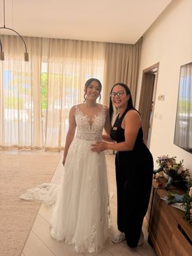 Grecia Mejía acompañando a una novia antes de su ceremonia de boda en Punta Cana