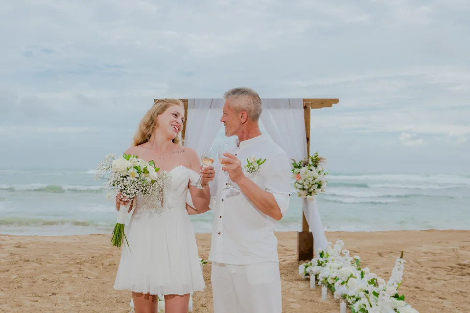 Pareja brindando con champaña después de su ceremonia de elopement en Punta Cana