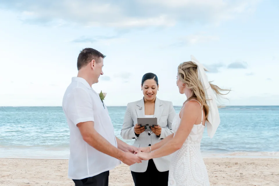 Oficiante guiando una ceremonia íntima de elopement frente al mar en Punta Cana