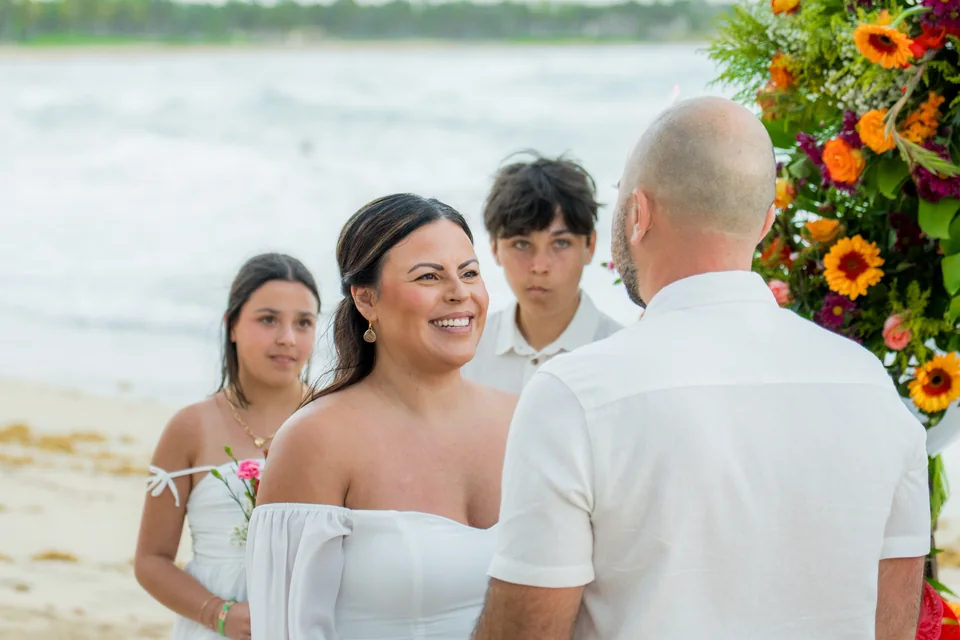 Novia intercambiando votos en un colorido elopement tropical en una playa de Punta Cana