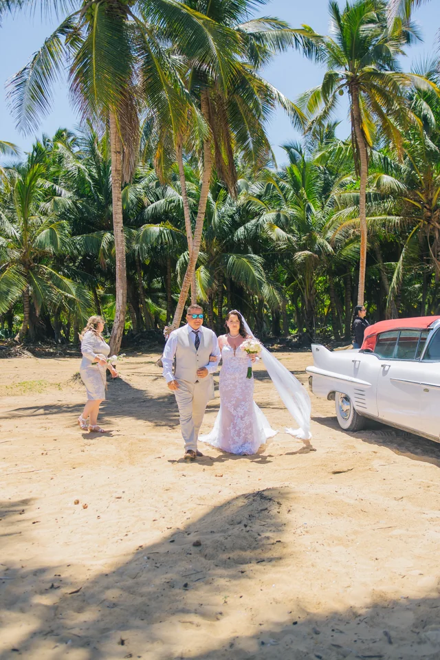 Novia y novio llegando a su ceremonia íntima en una playa de Punta Cana