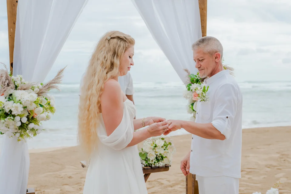 Pareja intercambiando anillos durante un elopement privado en una playa de Punta Cana