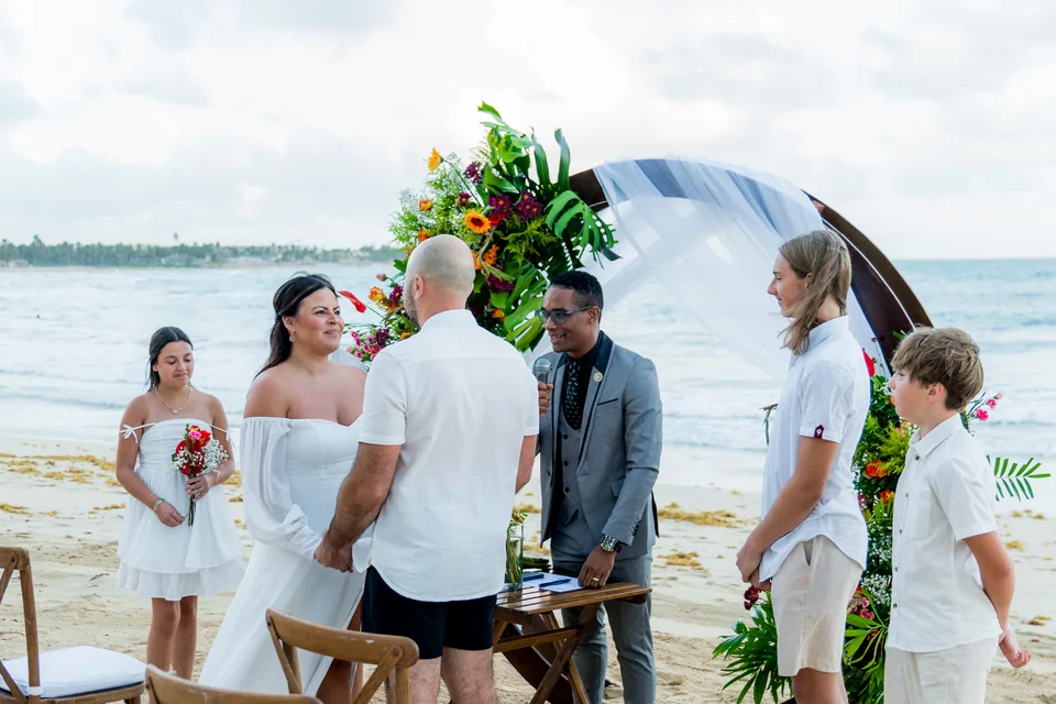 Familia reunida junto a la pareja durante una ceremonia de elopement en una playa de Punta Cana