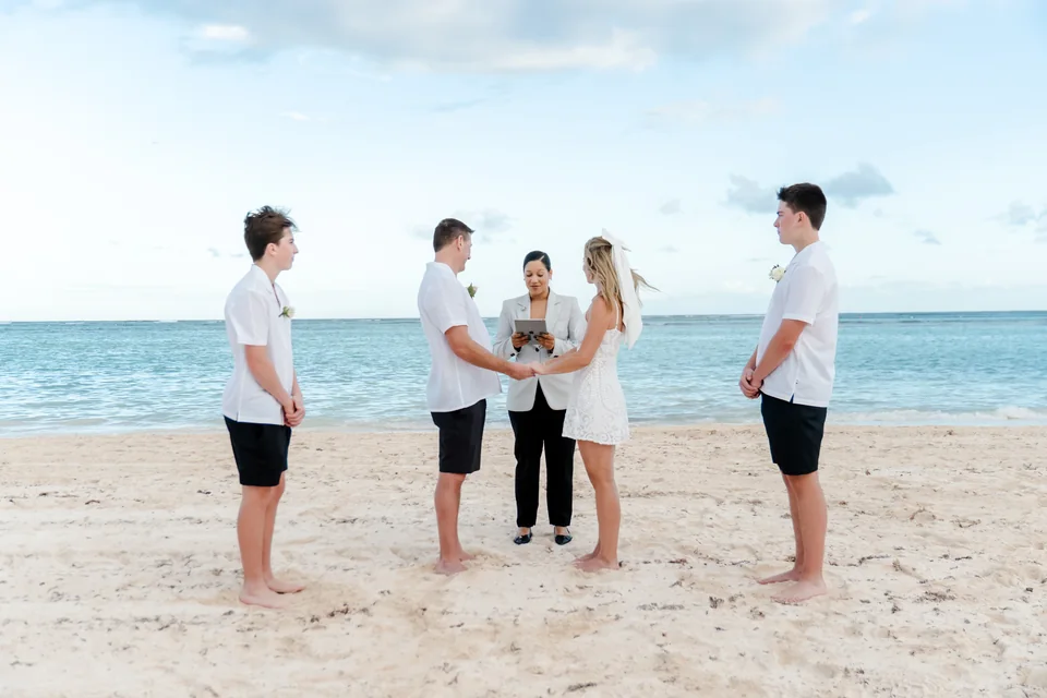 Familia acompañando una ceremonia íntima de elopement en una playa tranquila de Punta Cana