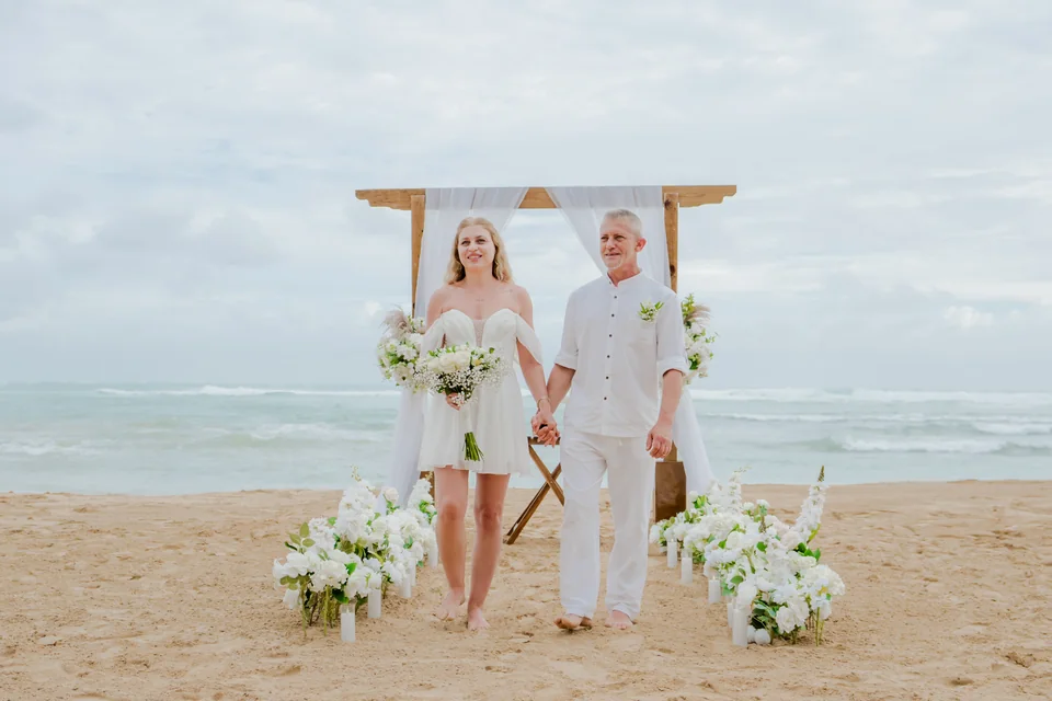 Pareja tomada de las manos después de una ceremonia íntima de elopement en Punta Cana