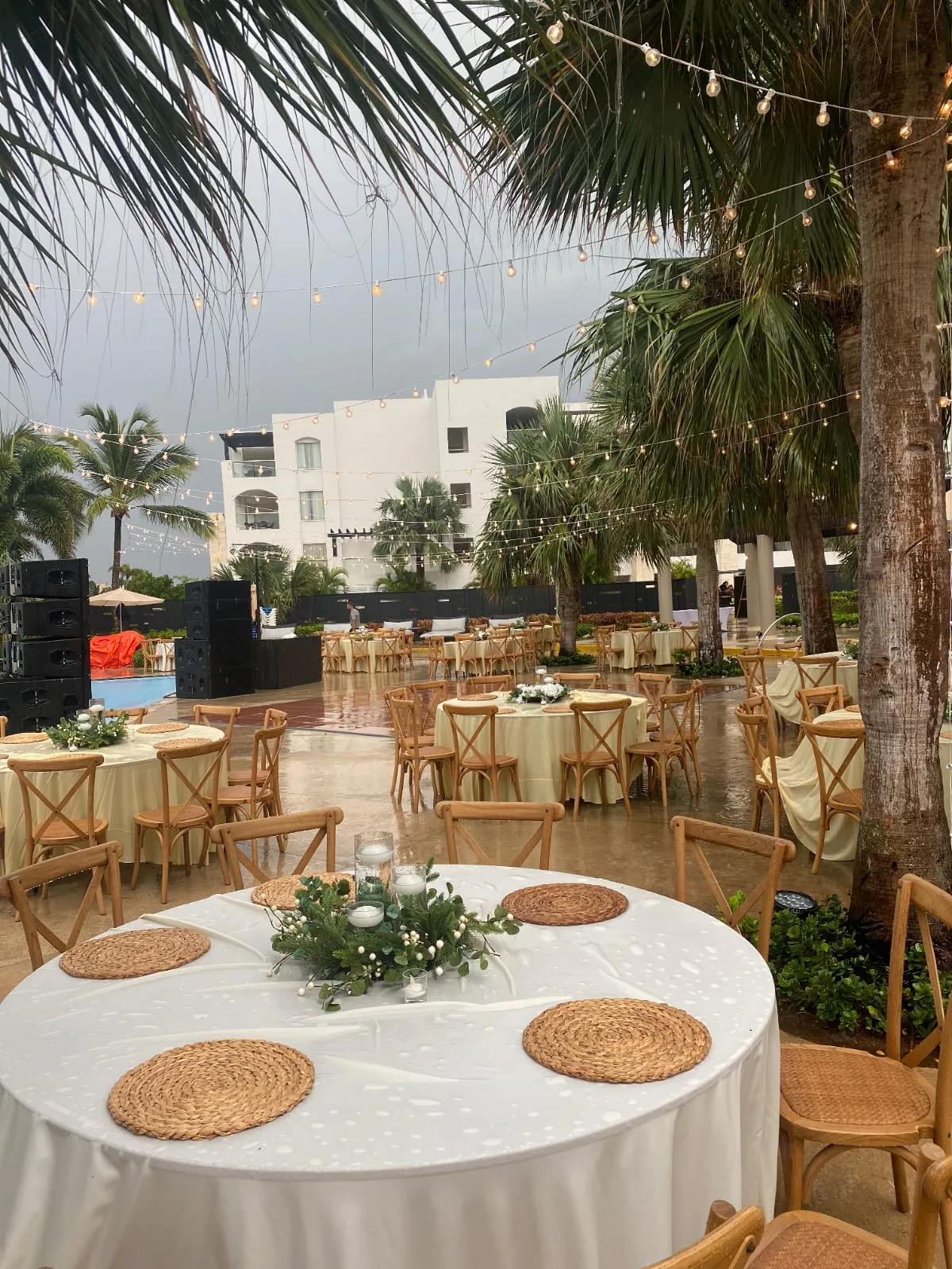 Tables rondes dressées sur une terrasse extérieure de resort