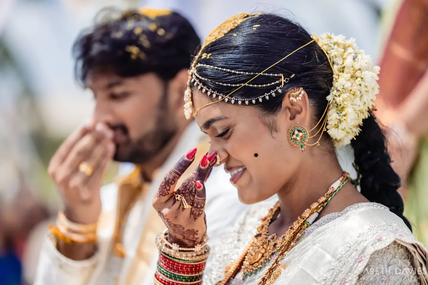Couple participant à sa cérémonie de mariage indien