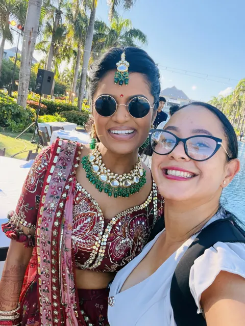 La novia con Grecia durante la celebración — Punta Cana
