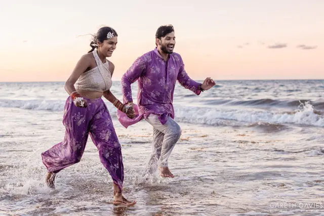 La pareja en la playa al atardecer — Punta Cana