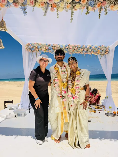 La pareja con Grecia en su ceremonia de boda — Punta Cana