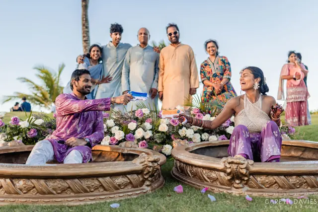 La pareja celebrando con su familia — Punta Cana