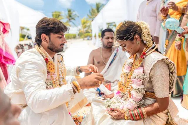 La pareja compartiendo un ritual de boda — Punta Cana
